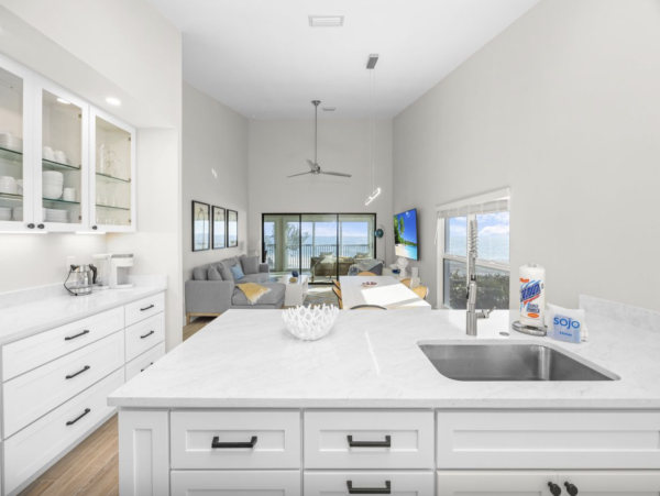 Intimate 4 unit beachfront complex